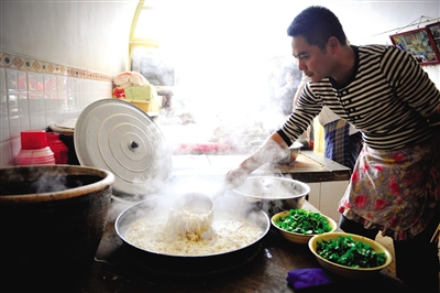 榆林的羊雜湯總是要加上大量的粉條。