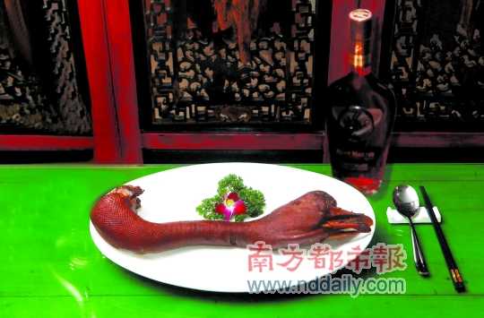 人頭馬誠(chéng)印干邑白蘭地是高端宴席的佐餐佳釀，圖為鹵水老鵝頭