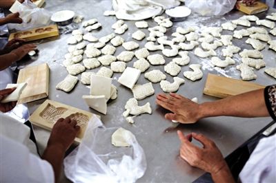 面花是黃驊最有特色的一種面食，常見于各種禮事和節(jié)日宴席上，充滿了儀式感。