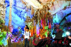 五光十色的封開(kāi)龍山溶洞步移景換,令人贊嘆。