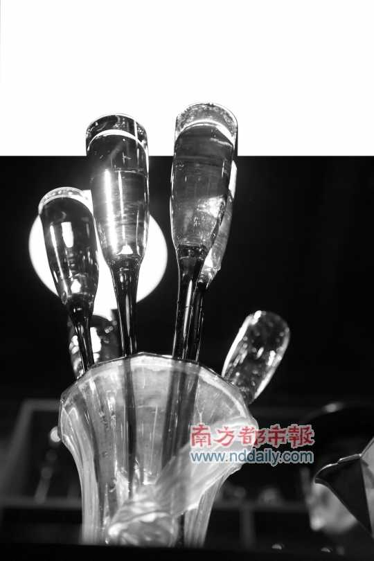 調(diào)制好的雞尾酒倒在造型奇特的玻璃杯中。