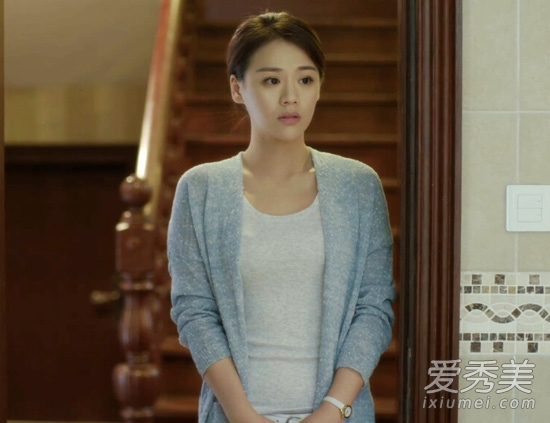 灰色開衫內(nèi)搭圓領(lǐng)的米色T恤，優(yōu)雅知性