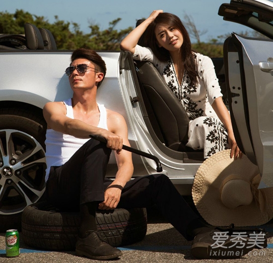 白色連衣裙配黑色花紋，個(gè)性優(yōu)雅