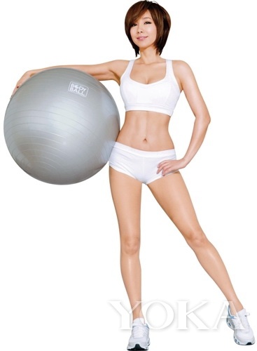 這個辣姐已經(jīng)是46歲超高齡啦，看人家的鉆石型小腹