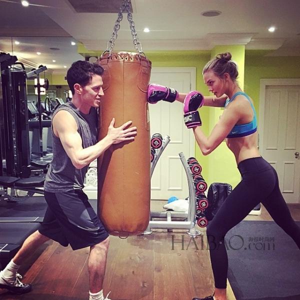 超?？ɡ颉た藙谒?(Karlie Kloss) 近期健身私照