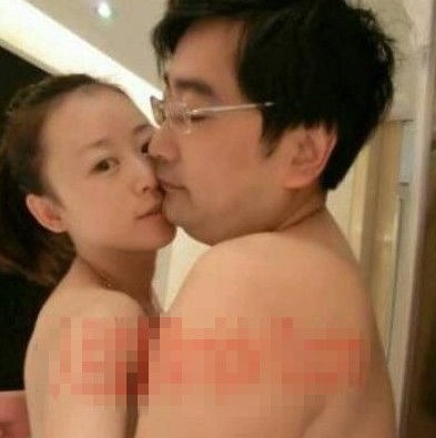 女主播紀(jì)某與國家檔案局官員范某。