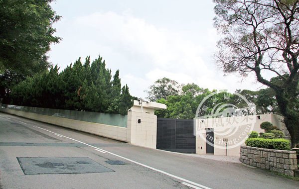 豪宅大門口。