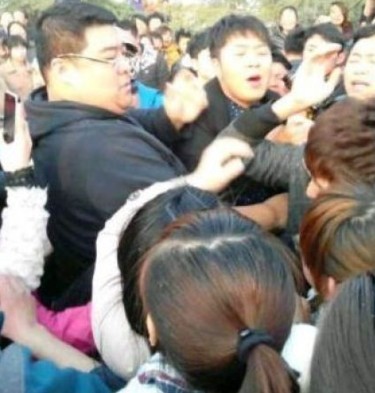 杜海濤因不滿墨鏡被摘與人起爭執(zhí)