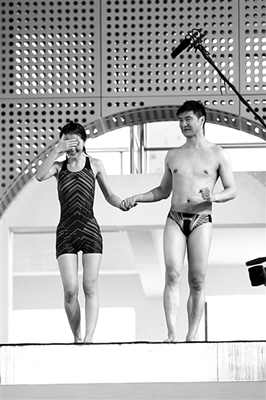 蔡卓妍進(jìn)行《中國星跳躍》的訓(xùn)練，她在教練田亮的陪伴下走上跳臺(tái)，但仍嚇得不敢往下看。 實(shí)習(xí)生 翟超 攝