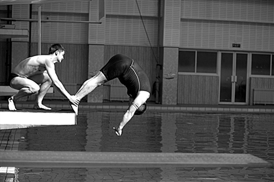 田亮正在給陳光標(biāo)把關(guān)、塑形。