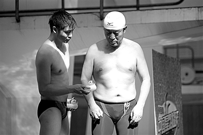 田亮給牛群解釋小鴨子的用途。