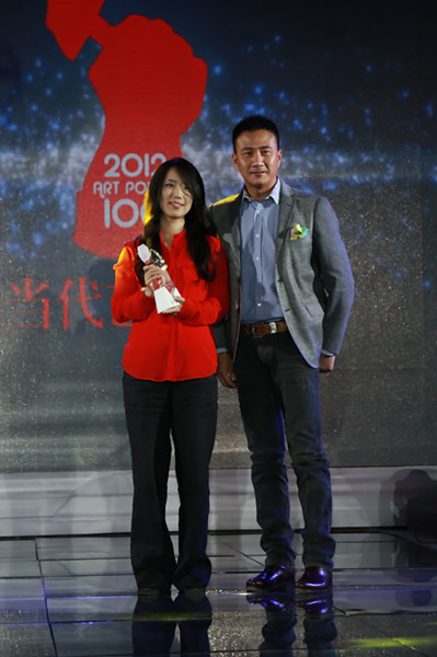 胡軍為藝術(shù)家頒獎(jiǎng) 胡軍為藝術(shù)家頒獎(jiǎng)