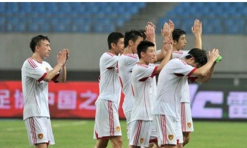 國足1：5恥敗泰國隊。