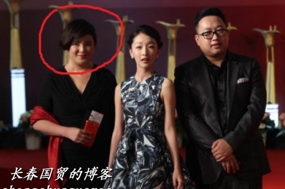 周冬雨與于正（右）和“干媽”（左）。