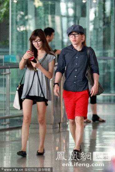 劉謙與女友現(xiàn)身機(jī)場(chǎng) 劉謙與女友現(xiàn)身機(jī)場(chǎng)