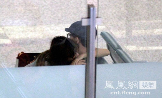 富二代女友王希怡趴在劉謙的肩膀上親熱 富二代女友王希怡趴在劉謙的肩膀上親熱