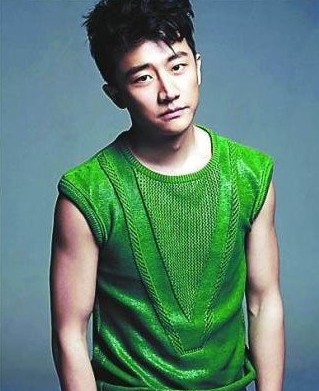 黃軒說起緋聞爆發(fā)的一剎那，語氣里還有點憤憤然。