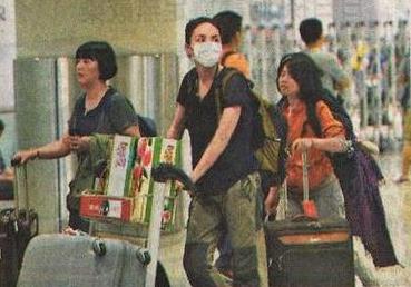 一身樸素打扮的王菲推桃回京。