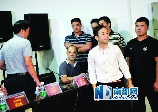 佛山精武會會長梁旭輝在弟子保護(hù)下來到現(xiàn)場。