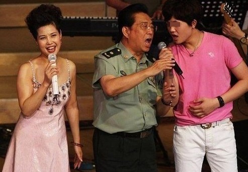 李某某及父親李雙江及母親夢鴿(資料圖) 李某某及父親李雙江及母親夢鴿(資料圖)