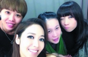 侯佩岑（中）14日在微博公開(kāi)近照，被粉絲看出臉變圓。