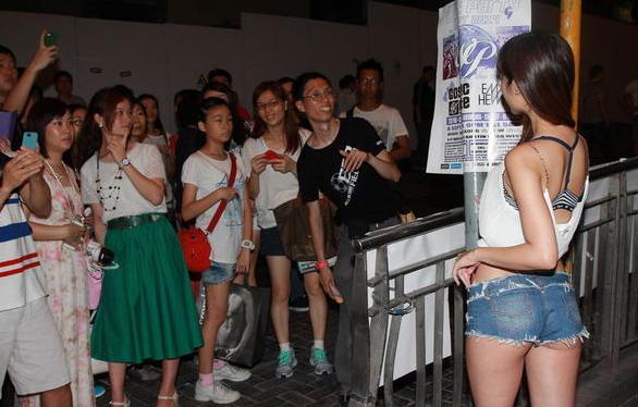 嫩模仙樂都性感著裝惹大叔圍觀，無懼與馬來西亞美女比身材。