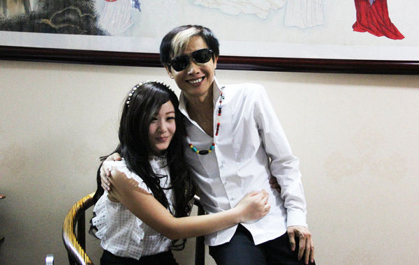 近日，55歲的鄧建國攜新女友恩愛現(xiàn)身，不但大曬甜蜜私密生活照，還在人前勾肩搭背大秀恩愛。