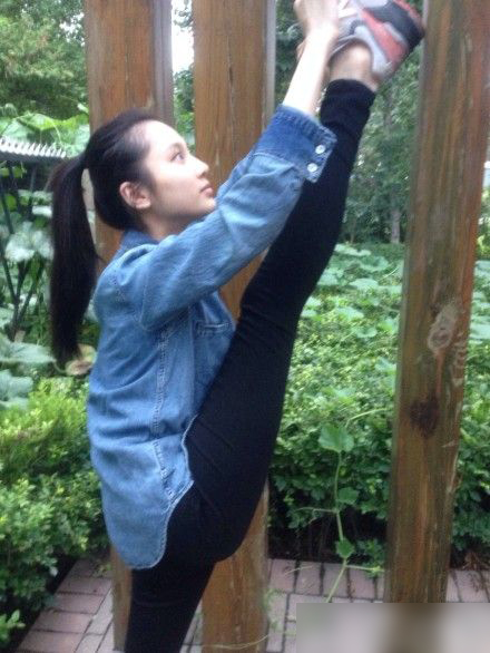 張慧雯一字馬系鞋帶 張慧雯一字馬系鞋帶