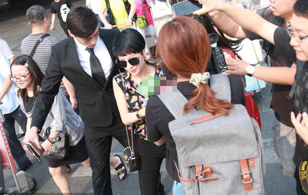 2015年7月6日，北京，陶喆前任楊子晴現(xiàn)身首都機(jī)場。剛一出來就遭到媒體圍堵，問及7號陶喆會有反駁證據(jù)