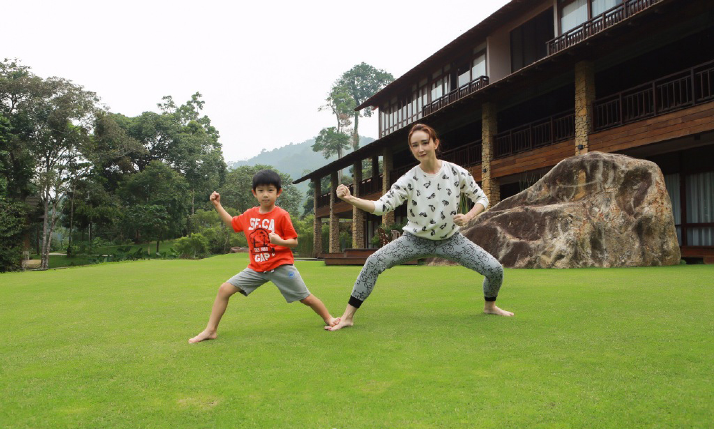 “闊太”胡靜與愛子草坪上打鬧 “闊太”胡靜與愛子草坪上打鬧