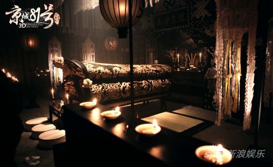 霍家為死去二少爺舉辦隆重的冥婚儀式之后，便送入靈堂。在如此幽閉的空間，活人陸蝶玉將與死者度過(guò)一晚駭人