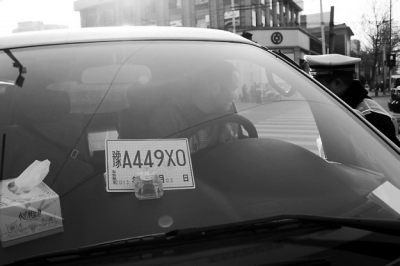 “最嚴(yán)交規(guī)”實施首日 多名司機被扣12分 “最嚴(yán)交規(guī)”實施首日 多名司機被扣12分