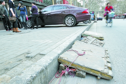 看車人制作的斜木板，引司機(jī)停車