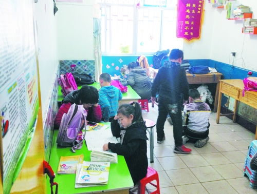 一家午托班的學生在寫作業(yè)