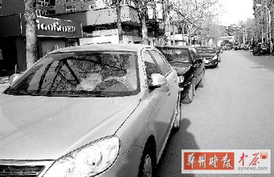 友愛路，路邊停了一排車，本來不寬的路就變得更窄了。