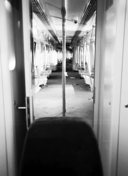 透過擋風(fēng)玻璃，依稀能看到車廂內(nèi)的樣子