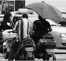 昨日，鄭州市鄭州花園路與農(nóng)業(yè)路交叉口，電動車裝傘埋下安全隱患