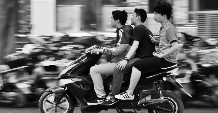 昨日，鄭州經(jīng)五路與豐產(chǎn)路交叉口電動車超載