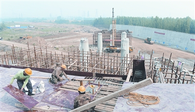 中原西路西南繞城高速公路互通式立交項(xiàng)目已完成總工程量的35%。