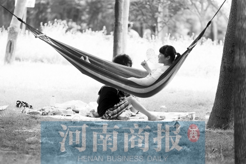 天又熱了起來，外出游玩，記得防曬哦 記者 趙卓/攝　