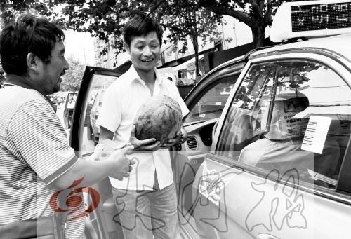 　　的哥將一天的運營收入捐給陳小立，陳小立送瓜感謝。