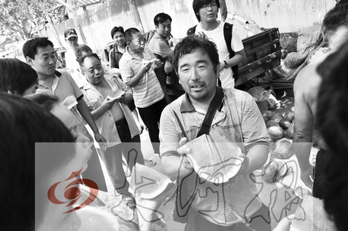 為了表示感謝，陳小立切西瓜分給大家吃。