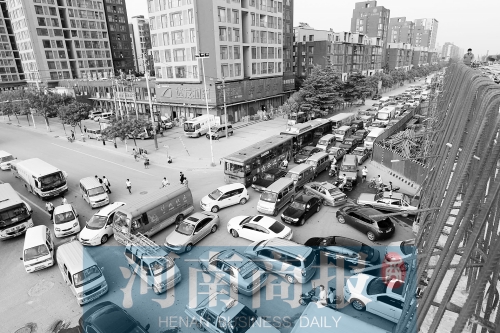 路口四個(gè)方向直行、左轉(zhuǎn)交織，車(chē)輛相互抵頭，無(wú)法正常通行