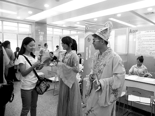 招聘會上，企業(yè)玩起行為藝術(shù)。