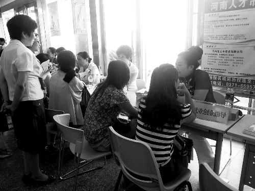 招聘會，導(dǎo)師團正與大學(xué)生面對面交談。