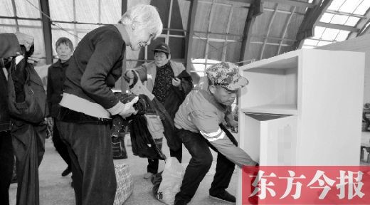 　11月5日，孫德坤把棉衣送到今報(bào)的一處“愛(ài)有所衣”站點(diǎn)