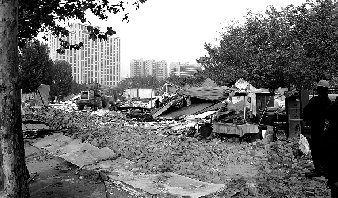 對(duì)公園選址的5.5萬多平方米的違章建筑進(jìn)行拆除。