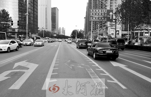 這條畫有多條短斜線的車道就是可變車道，視車流量大小而定，直行車輛多時它是一個直行車道，左轉車輛多時它