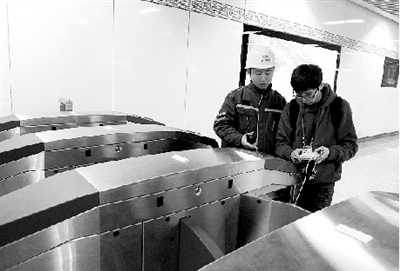 昨天上午，體育中心站，工作人員正在對(duì)進(jìn)出站閘機(jī)進(jìn)行調(diào)試。