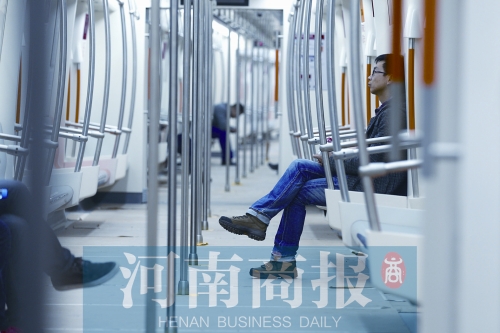 倆小時不出地鐵站，要按全程收費 王春勝/攝